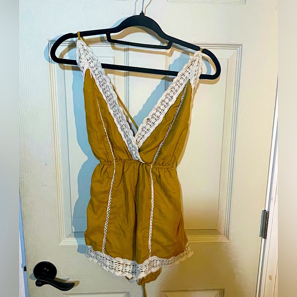 Small ILLA ILLA yellow with white lace shorts, romper